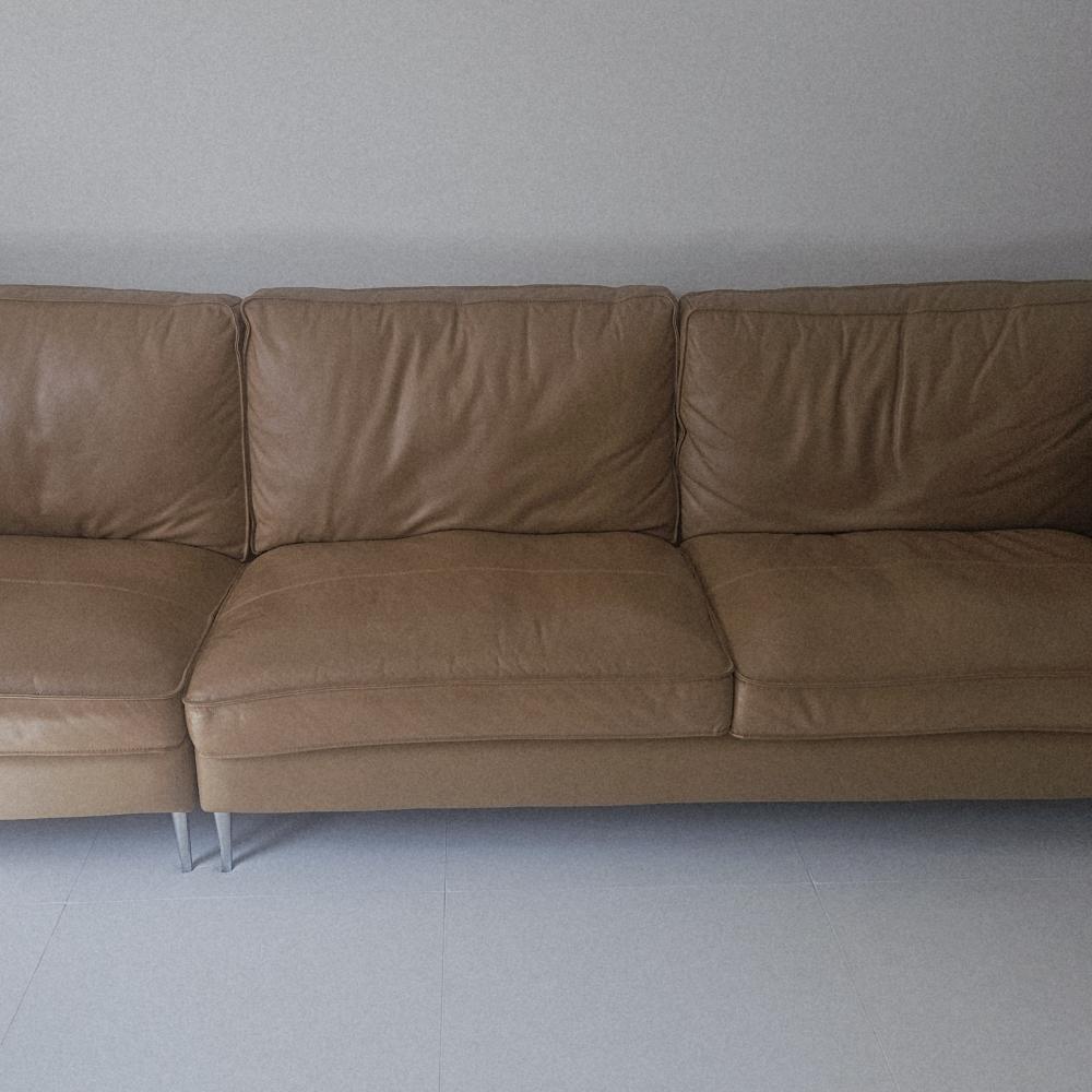 3년된 가죽소파 4인용 생활때 완벽제거해 드렸습니다~^